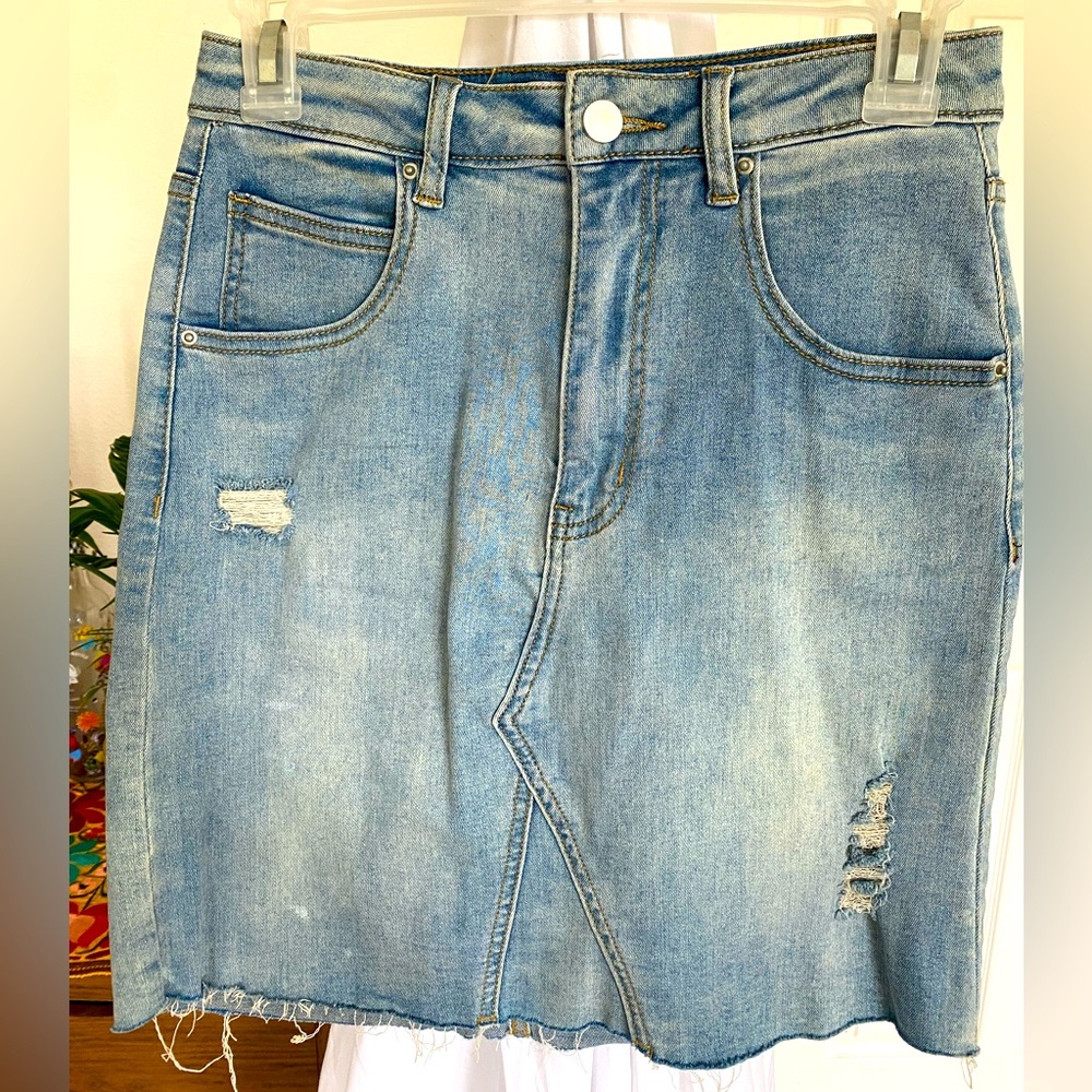 Stretchy denim skirt. Worn only once ! Size small.